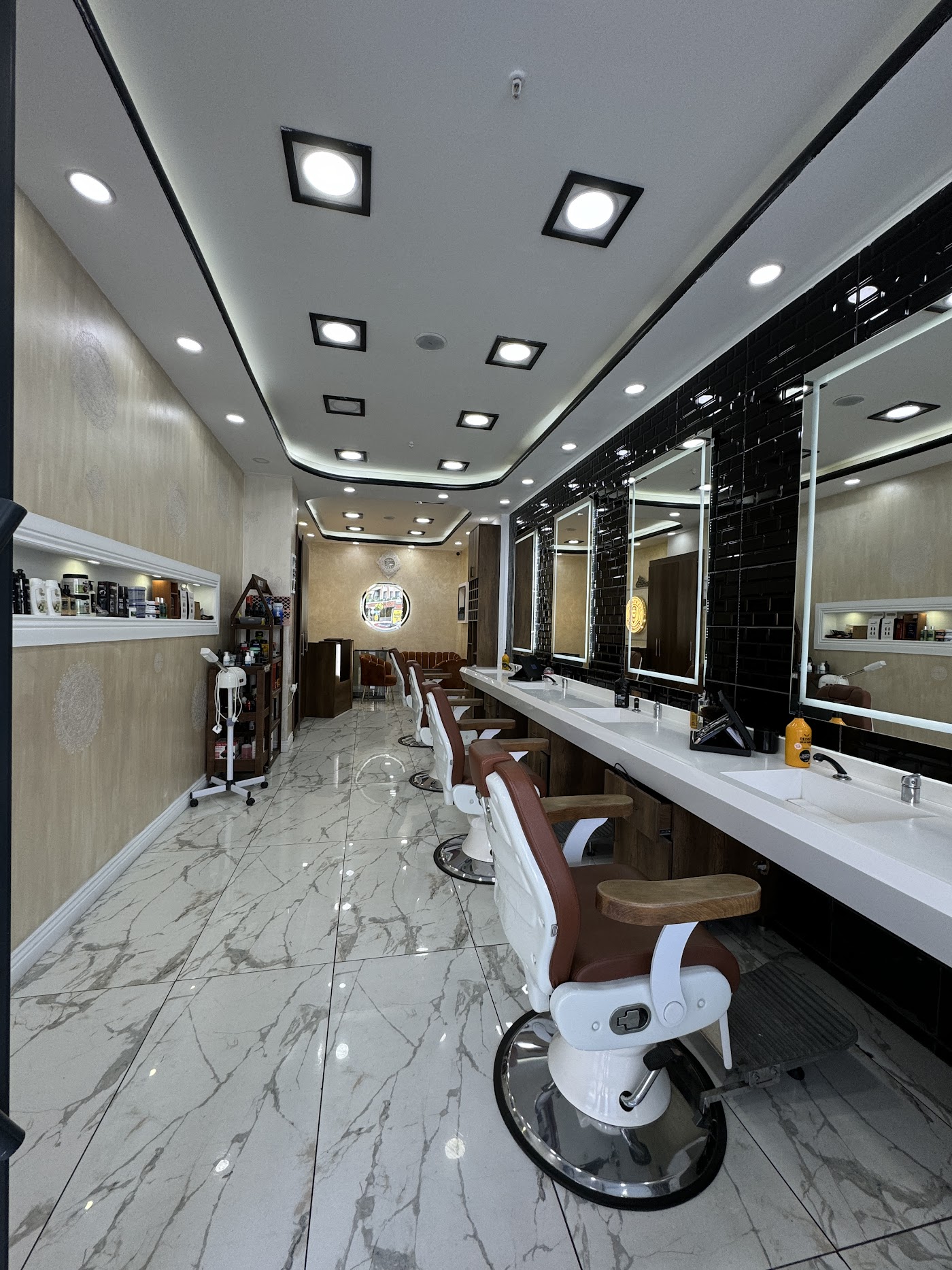 Demo Berber salon içi — mermer zemin, deri koltuklar